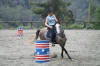 Un ext�rieur, Audrey, avec son tout jeune cheval de 4 ans, sur l'�preuve de Barrel-racing